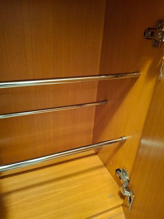Mobile scarpiera in rovere con cassetti.