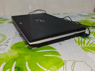 Portátil Fujitsu i5 funcionando
