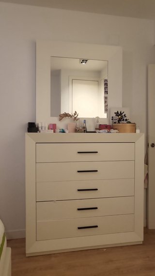 Cómoda blanca con espejo