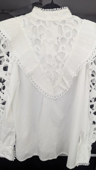 Camisa blanca volantes troquelada