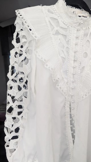Camisa blanca volantes troquelada