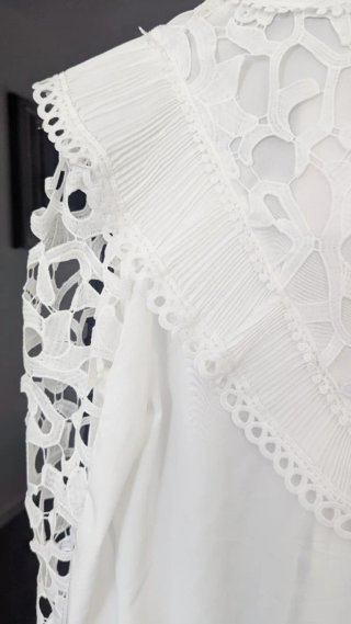 Camisa blanca volantes troquelada