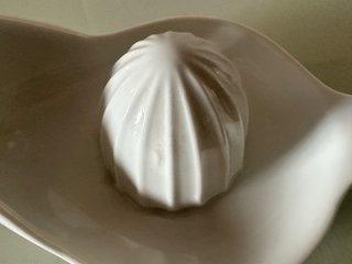 Exprimidor de cerámica blanco