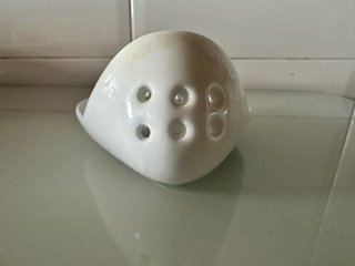 Exprimidor de cerámica blanco