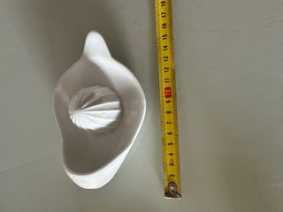Exprimidor de cerámica blanco