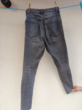 Pantalón pitillo gris