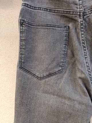 Pantalón pitillo gris