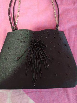Bolso de fiesta negro con abalorios