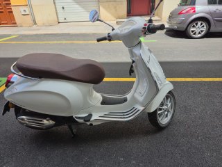 Vespa Primavera 125 ABS Blanca y Marrón