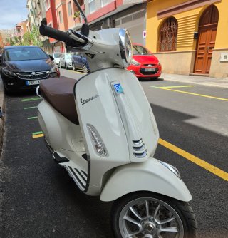 Vespa Primavera 125 ABS Blanca y Marrón