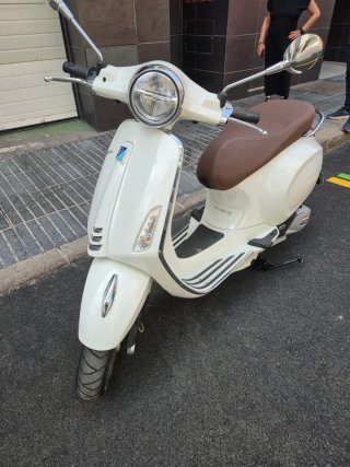 Vespa Primavera 125 ABS Blanca y Marrón