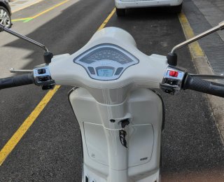 Vespa Primavera 125 ABS Blanca y Marrón