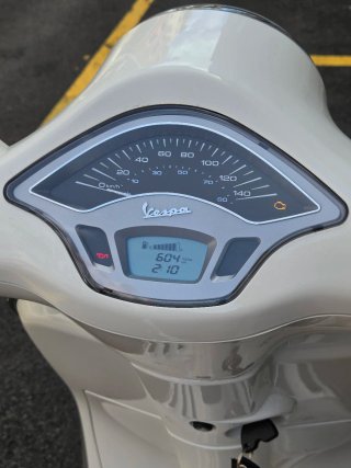Vespa Primavera 125 ABS Blanca y Marrón