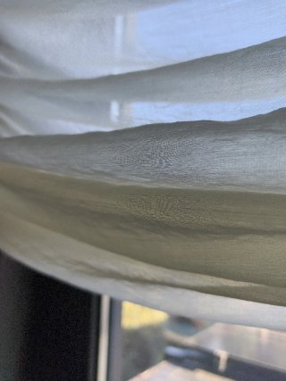 Estor fruncido beige/blanco con riel incluido