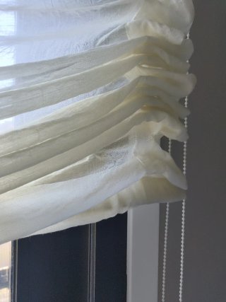 Estor fruncido beige/blanco con riel incluido