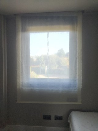 Estor fruncido beige/blanco con riel incluido