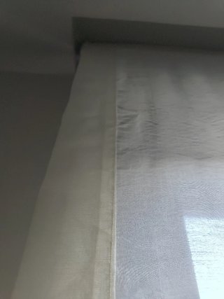 Estor fruncido beige/blanco con riel incluido