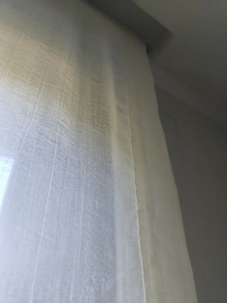 Estor fruncido beige/blanco con riel incluido