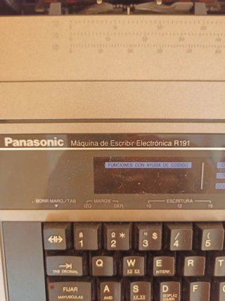 Máquina de escribir eléctrica Panasonic.