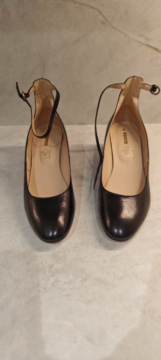 Zapatos negros de tacón con pulsera