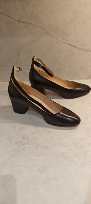 Zapatos negros de tacón con pulsera