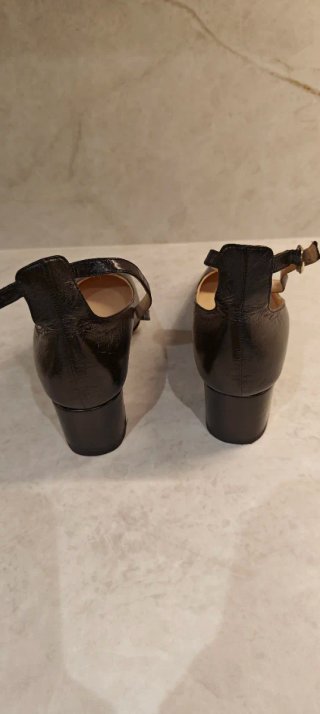 Zapatos negros de tacón con pulsera