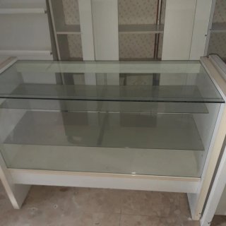 Mostrador de madera y cristal
