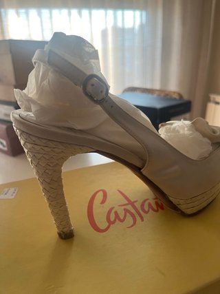 Zapato abierto beige tacón mujer