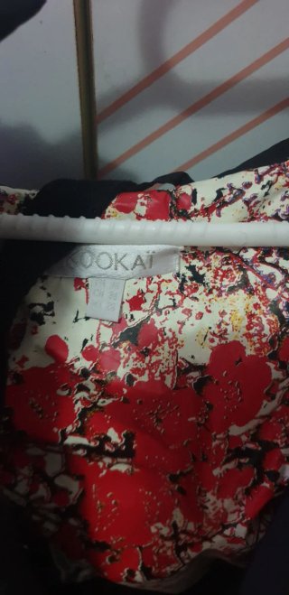 Chaqueta negra acolchada con forro estampado