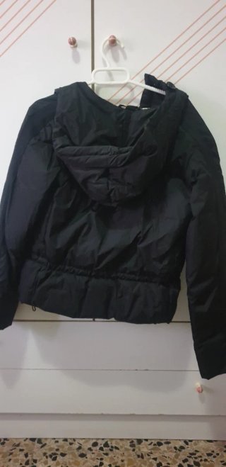 Chaqueta negra acolchada con forro estampado