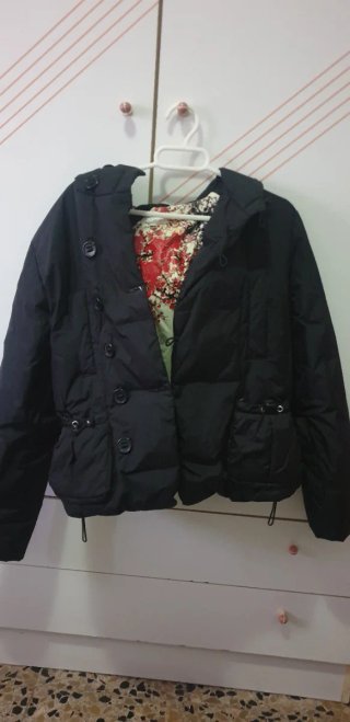 Chaqueta negra acolchada con forro estampado