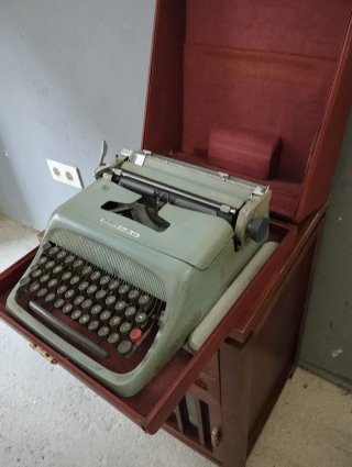 Máquina de escribir Olivetti Studio 44