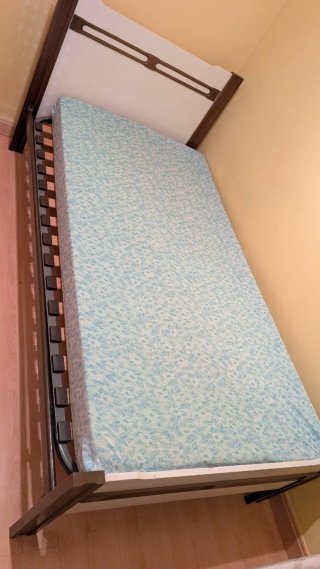 Cama con cabecero de madera y metal