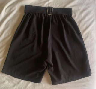 Pantalones cortos negros tela fina.