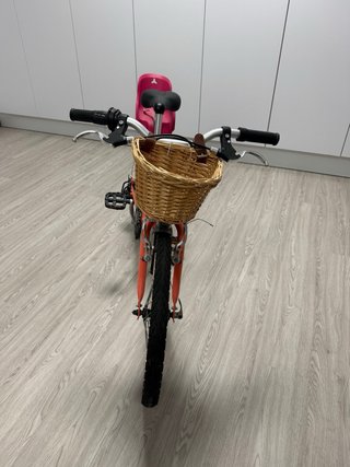 Bicicleta infantil rosa con cesta