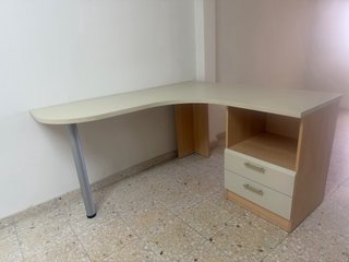 Escritorio de esquina beige y plateado
