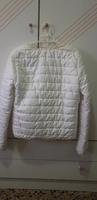 Chaqueta blanca acolchada con detalles brillantes