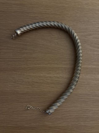 Collar rígido plateado trenzado