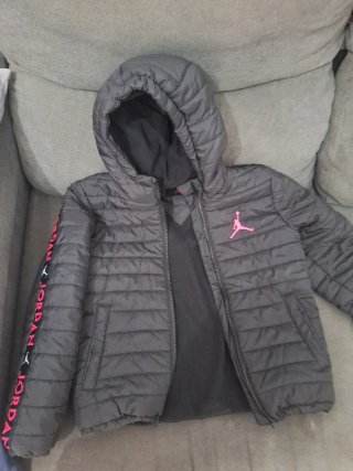 Chaqueta Jordan Negra con Detalles Rosados