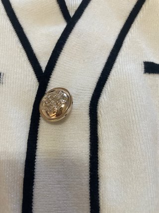 Chaqueta blanca con botones dorados