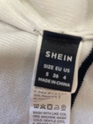 Chaqueta blanca con botones dorados