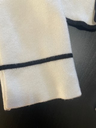 Chaqueta blanca con botones dorados