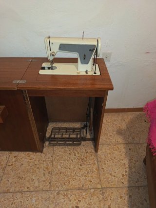 Máquina de coser antigua de madera