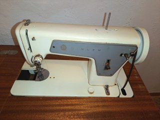 Máquina de coser antigua de madera