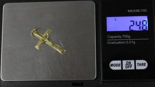 Cruz de oro de 18k. Peso: 2.48 gr.