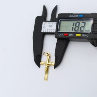 Cruz de oro de 18k. Peso: 2.48 gr.