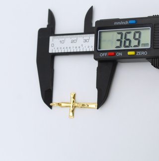Cruz de oro de 18k. Peso: 2.48 gr.