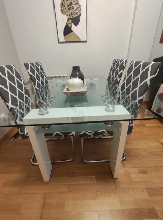 Mesa comedor de cristal y 4 sillas