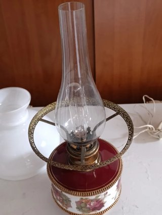 Lampada antica in porcellana e vetro