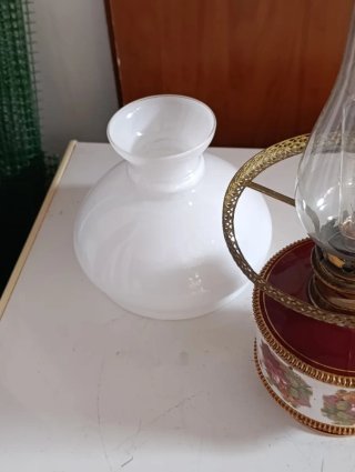 Lampada antica in porcellana e vetro